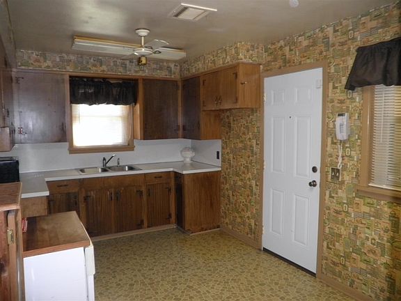 4th image of 606 Lakeshore Dr
