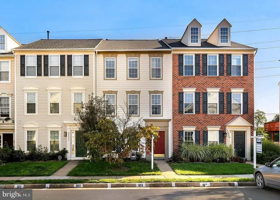 4 bed, 3.5 bath, 2040 sqft, $3,200 — Photo 1