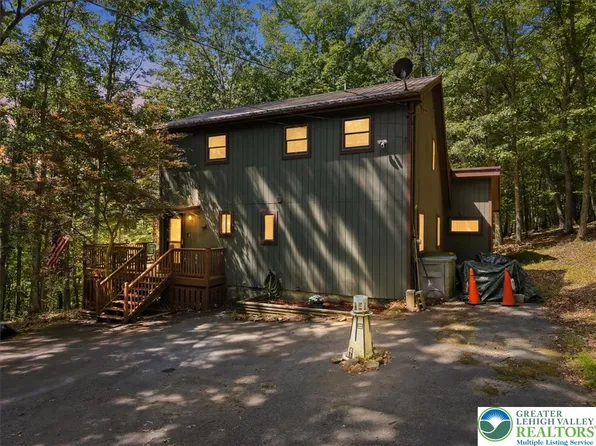 677 Clubhouse Dr, East Stroudsburg, PA 18302