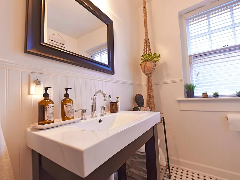 Bright bathroom with Quartz counters