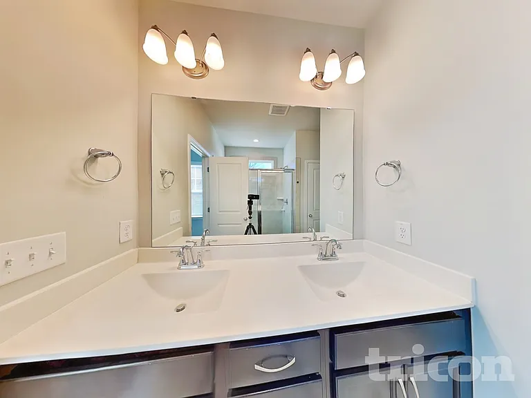 165 Lynnridge Dr — Photo 10