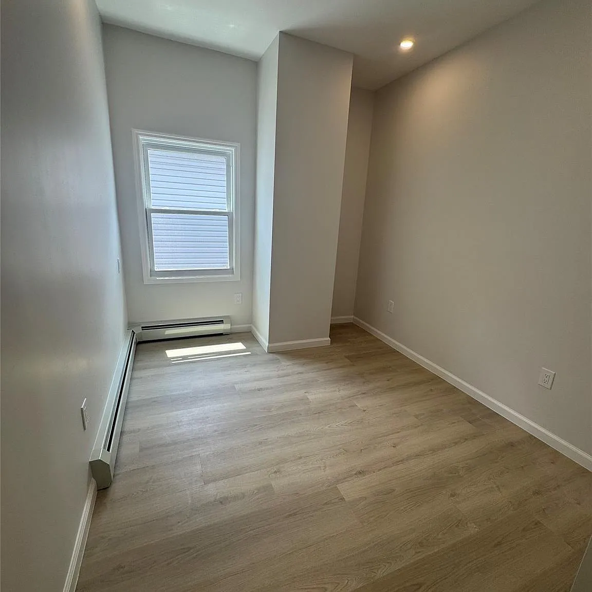 3 bed, 1.0 bath, 1430 sqft, $3,200 — Photo 4