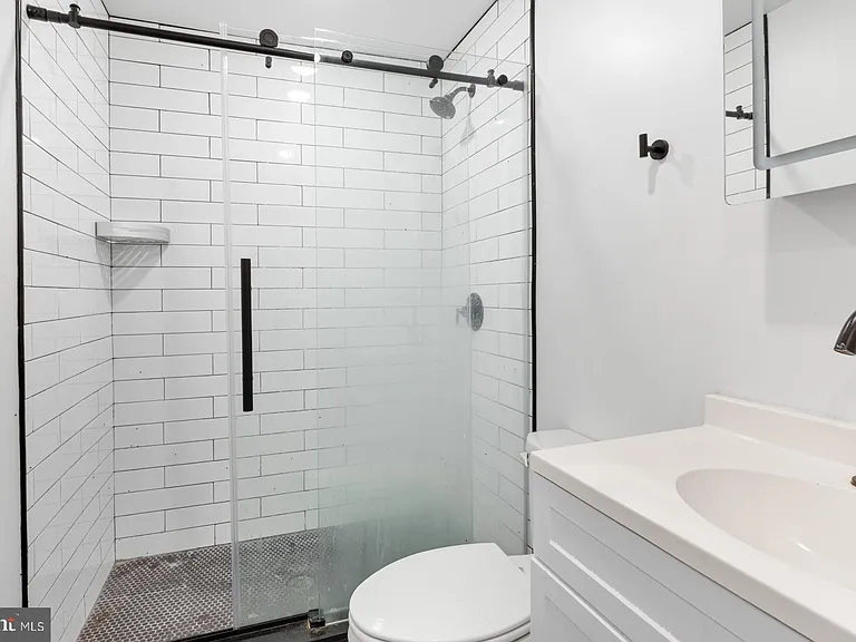 1153 N Front St #1R — Photo 17