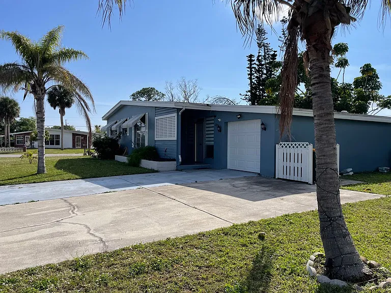 2171 Birchcrest Blvd — Photo 2