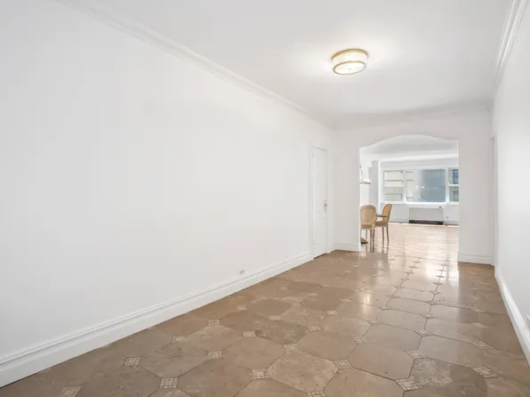 150 East 69th Street 6M image 3 of 11