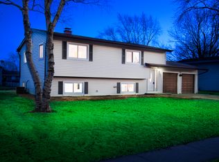 105 Surrey Ln, Crystal Lake, IL 60014