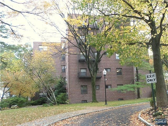 1st image of 400 Park Pl APT 4A
