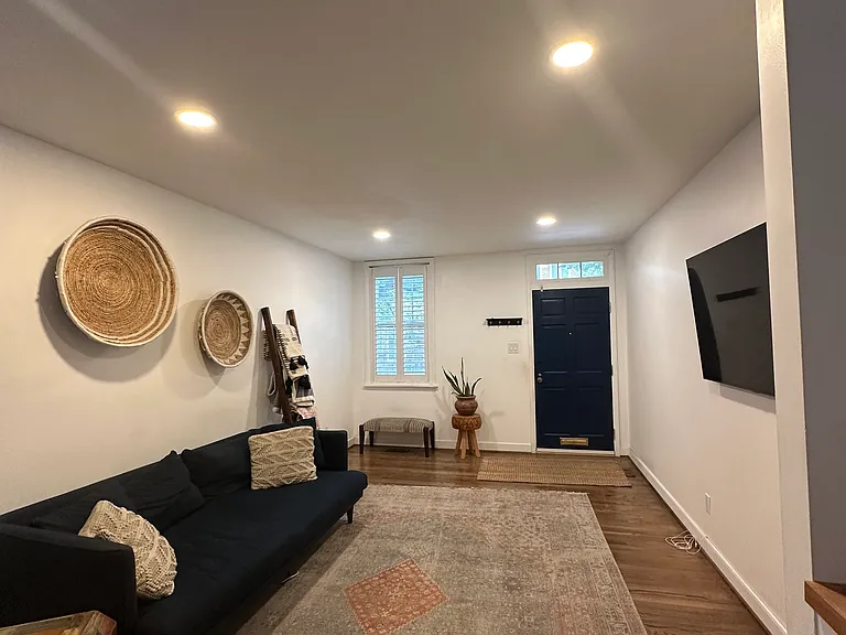 107 W Hill St — Photo 1