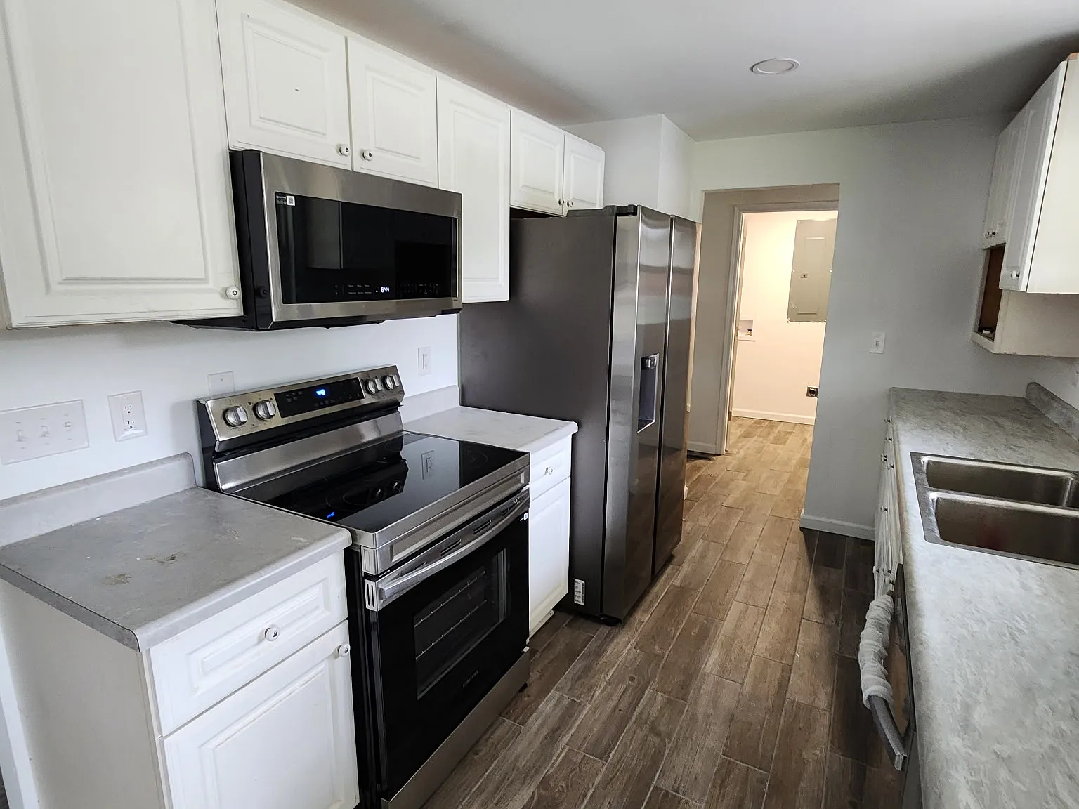 4 bed, 1404 sqft, $1,900 — Photo 2