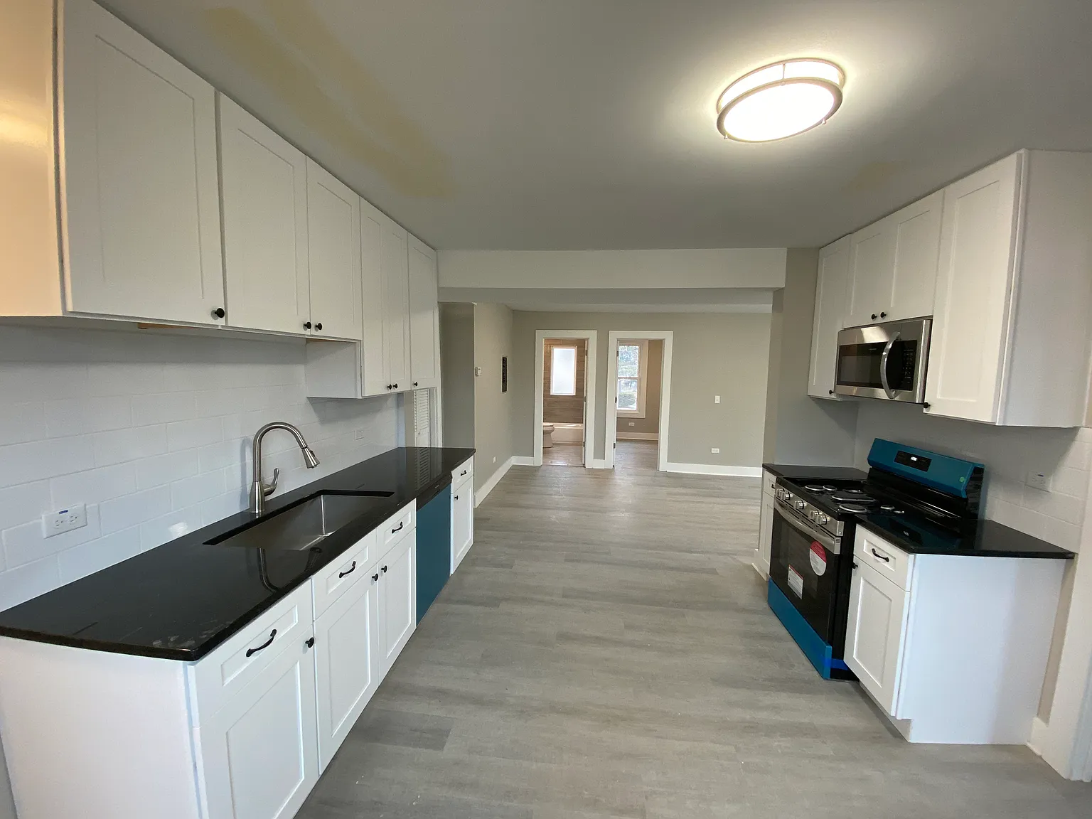 3 bed, 950 sqft, $1,995 — Photo 3