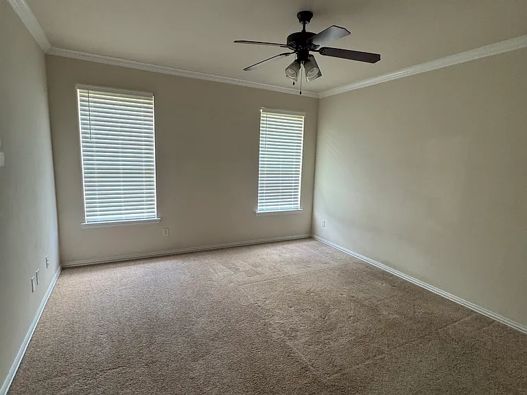 14927 Riverside Dr — Photo 18