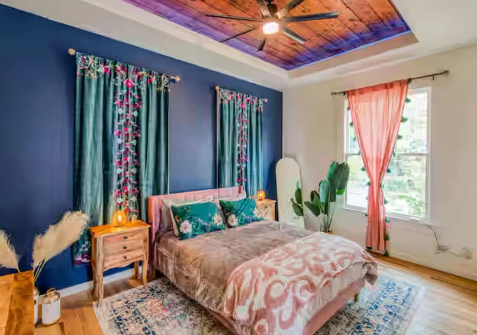 Bright Bungalow Blocks from Riverwalk 2 Bedroom 1 Bath Furnished — Photo 3