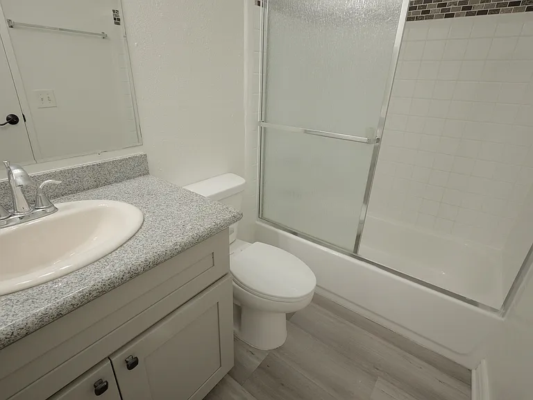 943 Elden Ave — Photo 15