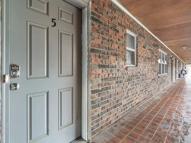 936 E Walnut St #1 — Photo 4