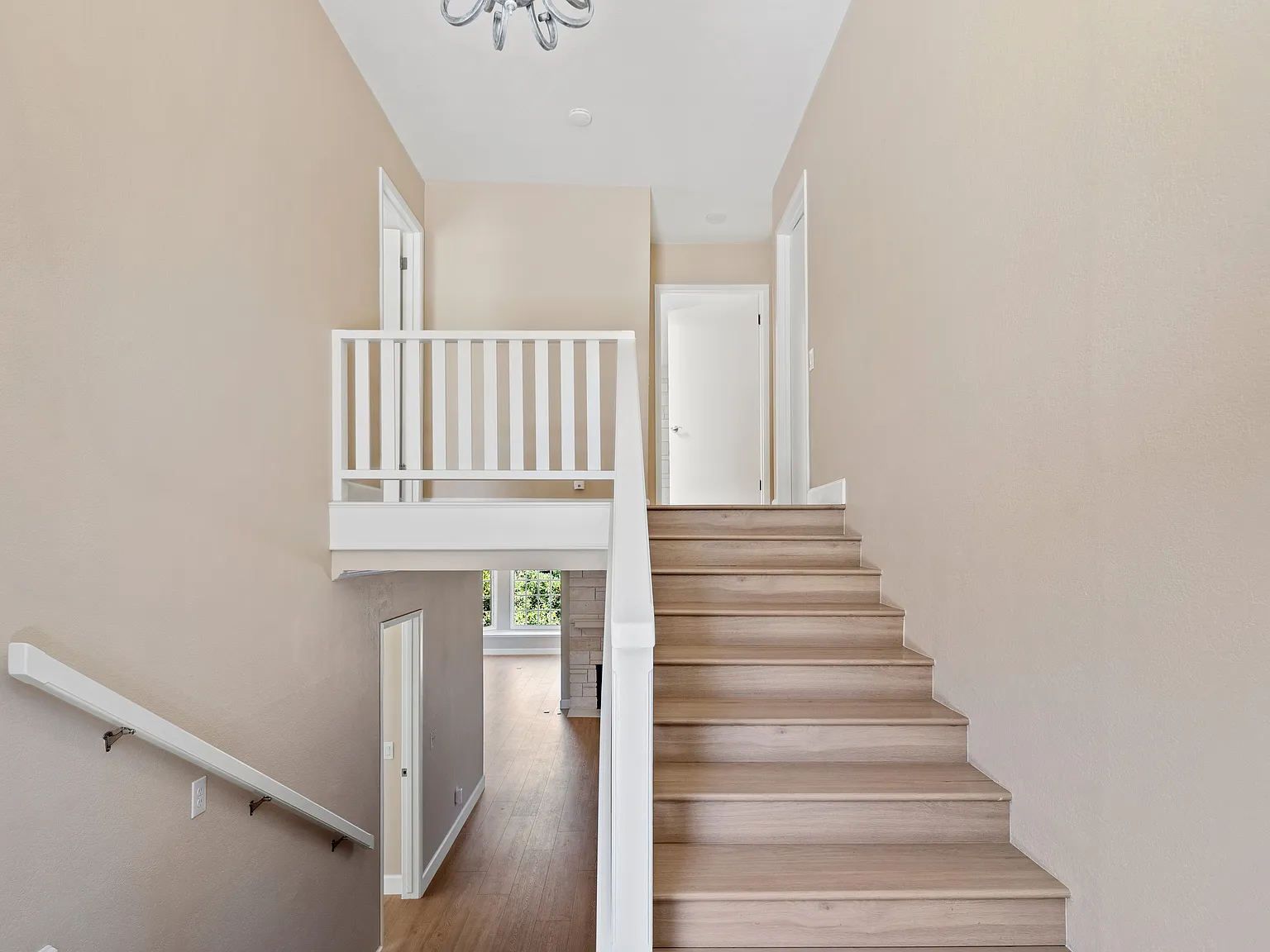 4 bed, 2421 sqft, $6,700 — Photo 3