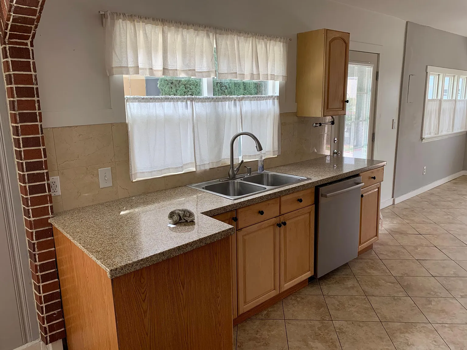 2 bed, 1000 sqft, $3,500 — Photo 3