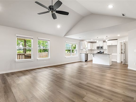 4th image of 106 Lion Dr N
