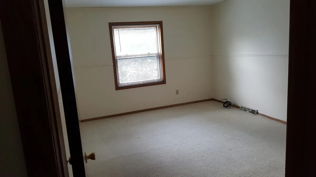 4 bed, 2300 sqft, $2,500 — Photo 4