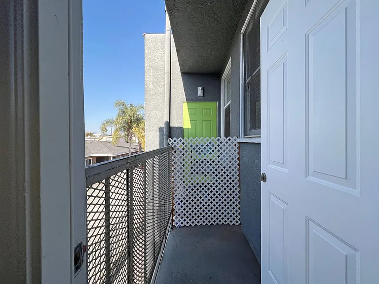 1735 E 10th St — Photo 8