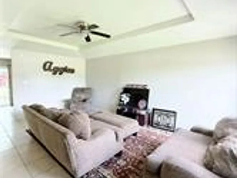 1118 Dexter Dr S — Photo 2