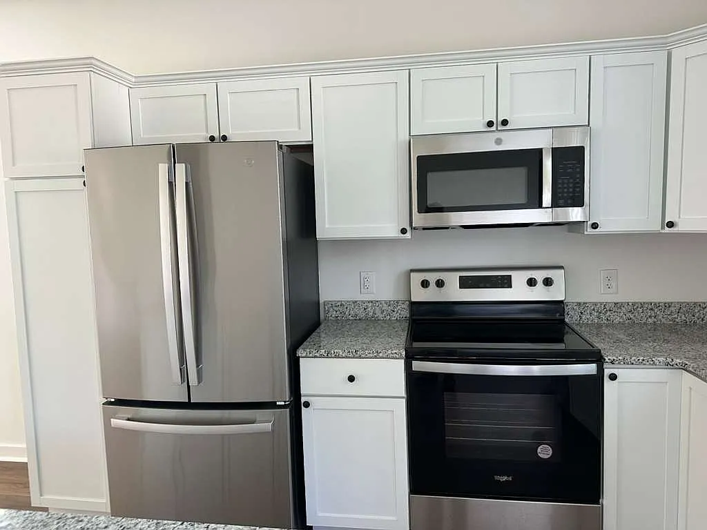 3 bed, 1289 sqft, $2,400 — Photo 4