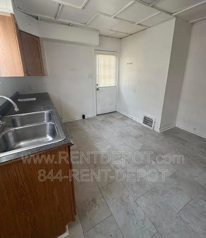 4 bed, 2.0 bath, 1429 sqft, $1,295 — Photo 4