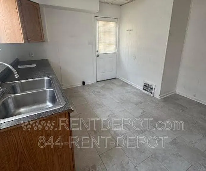 416 E Riverside Dr — Photo 4