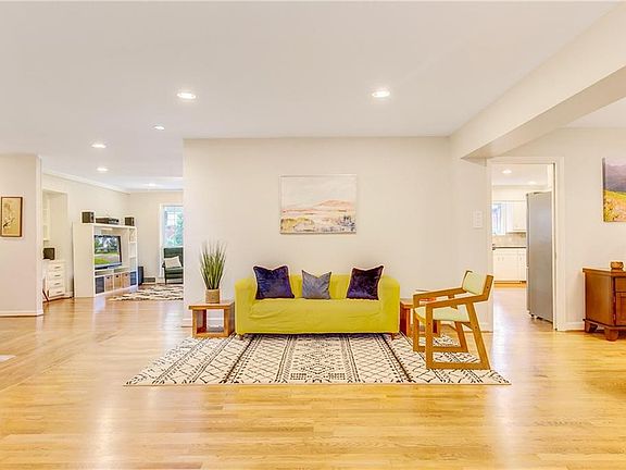 5th image of 9936 Woodgrove Dr