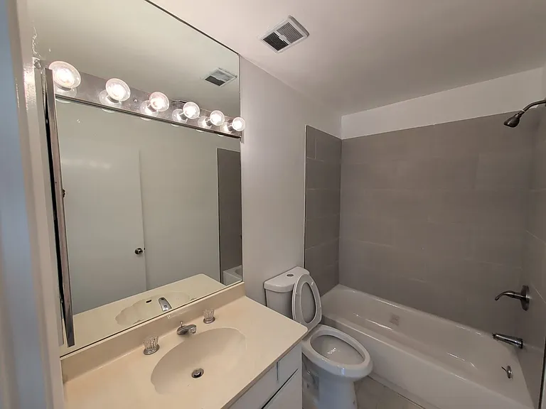 415 Montana Ave — Photo 24