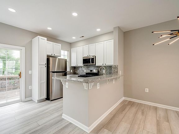 4th image of 23000 Blackthorn Sq