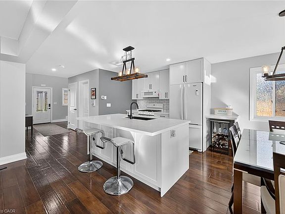 4th image of 10 Amber St