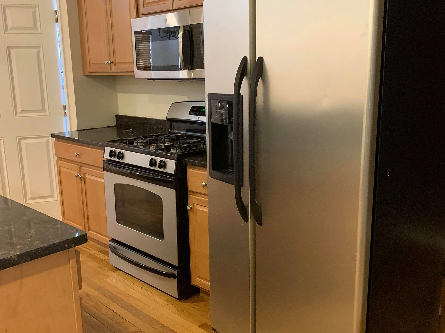 3 bed, 1000 sqft, $1,495 — Photo 2
