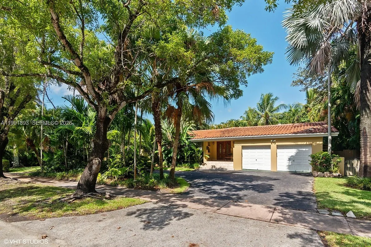 Photo 2 of 46 - 3920 Monserrate St - Coral Gables, FL Building Photo - 3920 Monserrate St
