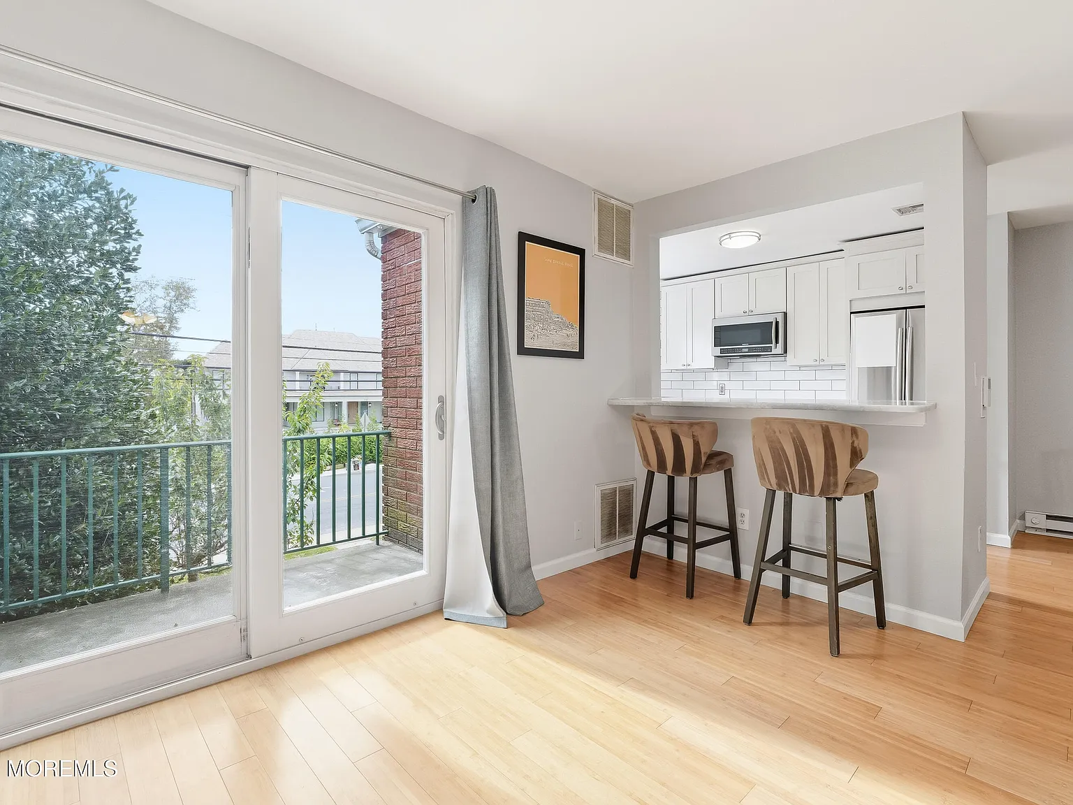 2 bed, 2.0 bath, 1015 sqft, $8,333 — Photo 2