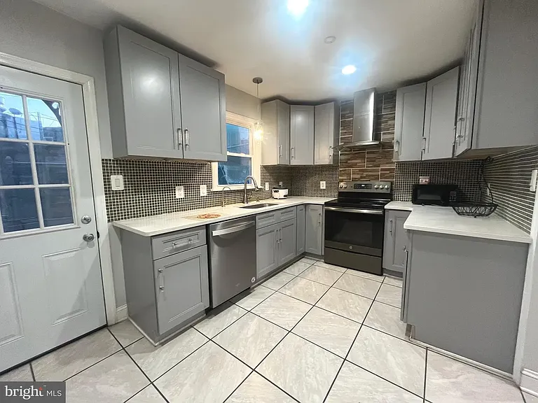"U" shaped kitchen, 15 cabinets