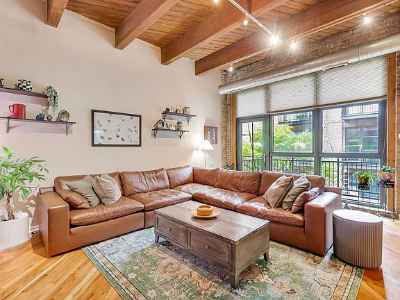 2nd image of 1040 W Adams St Unit 370