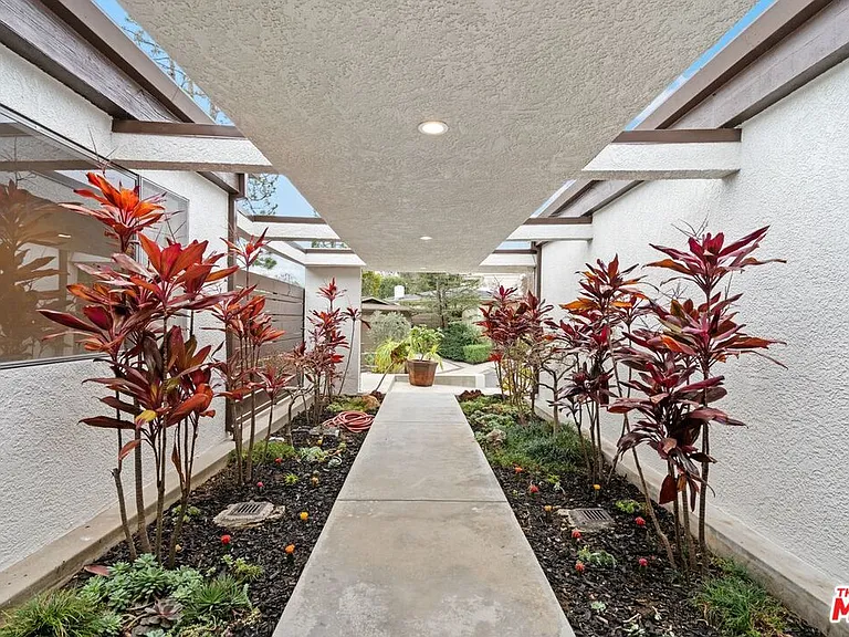 3135 Chandelle Rd — Photo 4