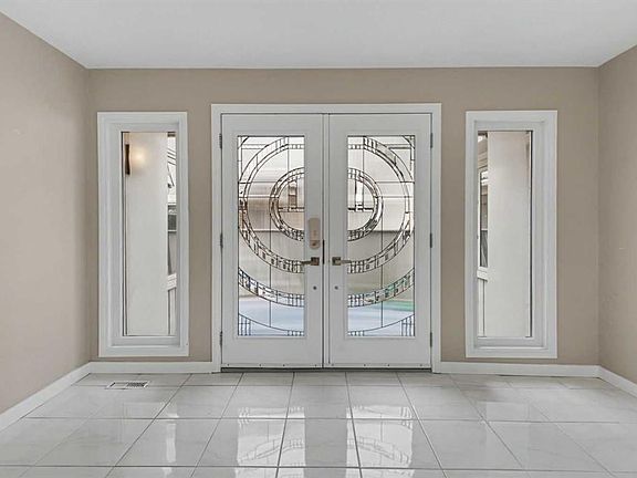 4th image of 20 W Midpark Cres SE #231