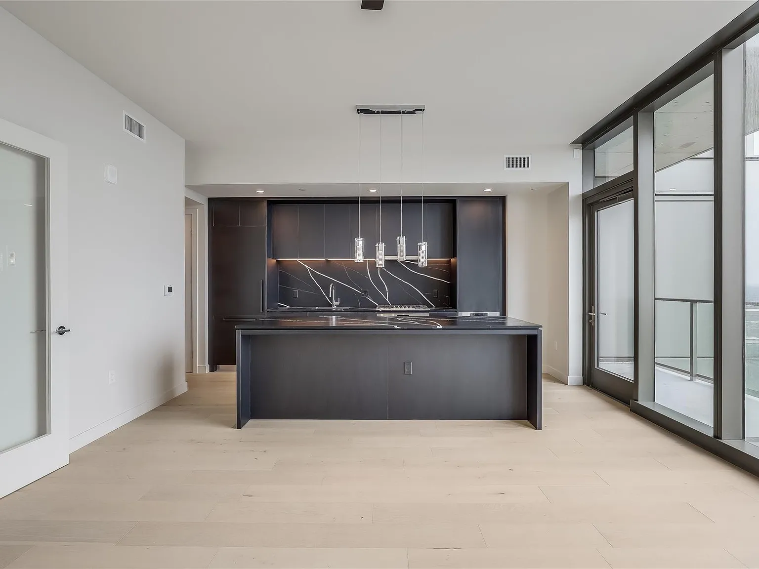 1 bed, 1.0 bath, 707 sqft, $3,400 — Photo 2