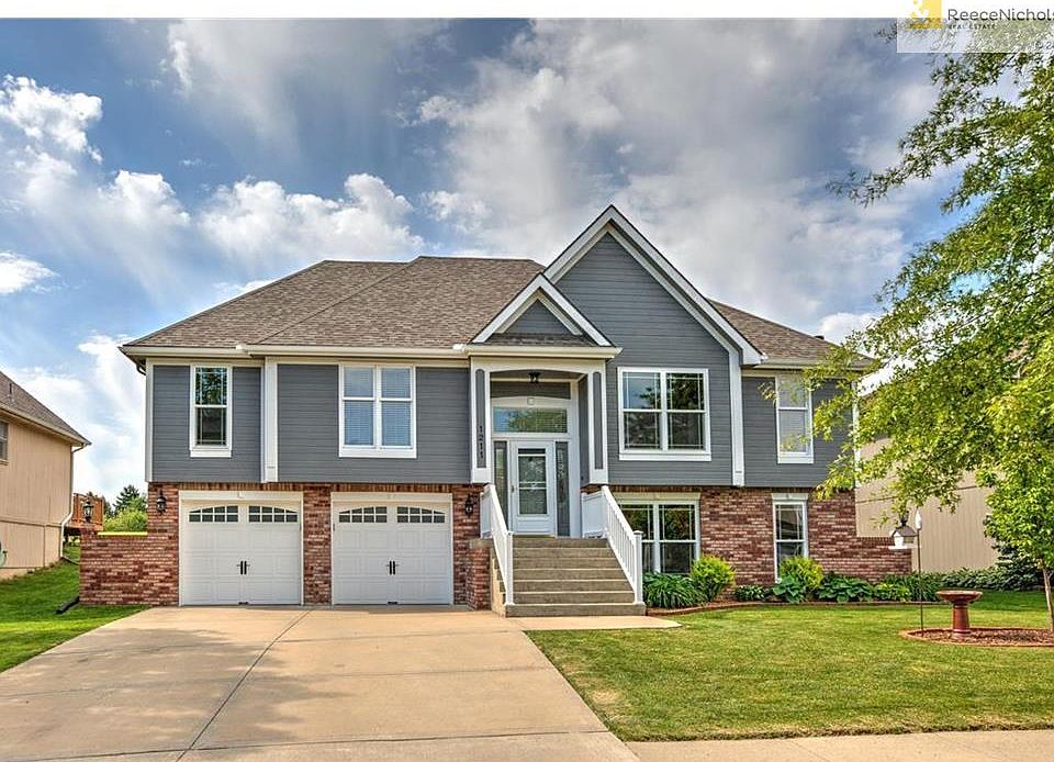 1211 Aspen Drive, Smithville, MO 64089