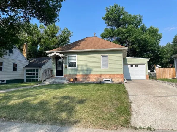 625 10th St NE, Minot, ND 58703