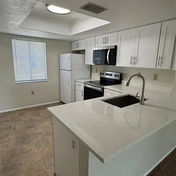 212 Cypress Ln — Photo 3