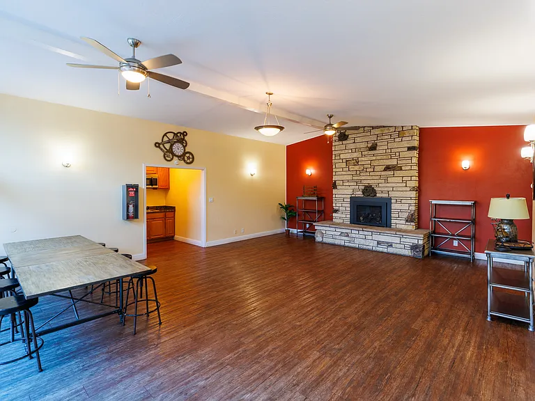 Pennsylvania Apartments — Photo 9