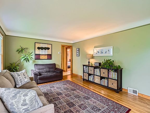 4th image of 576 36 1/2 Ave NE