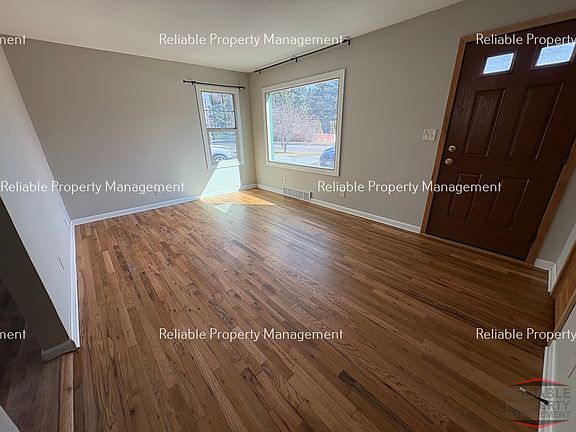 3rd image of 823 Saturn Ave