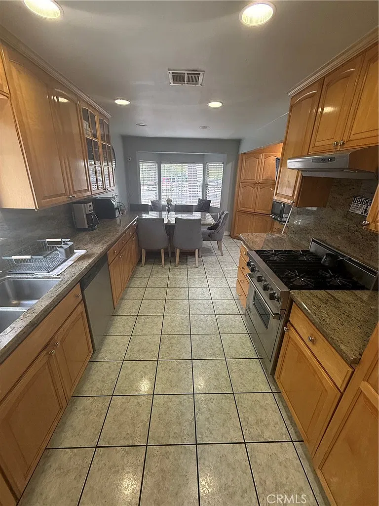 4 bed, 2025 sqft, $5,500 — Photo 4