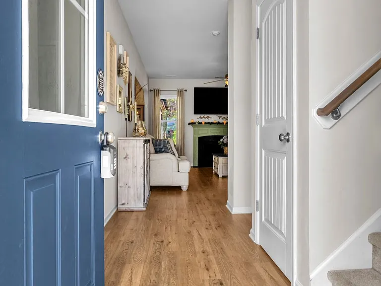 405 Belhaven Ct — Photo 3