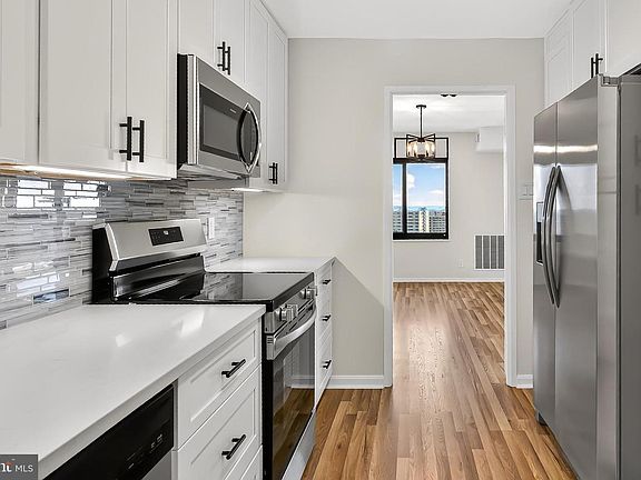 4th image of 205 Yoakum Pkwy Unit 1511