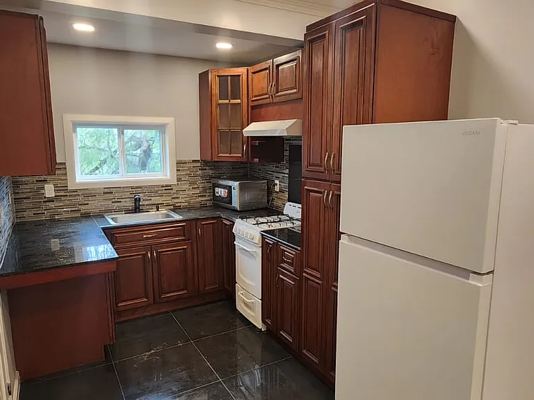 905 Irving St #1 — Photo 7