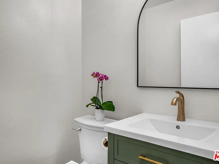 10751 Wilshire Blvd #909 — Photo 8